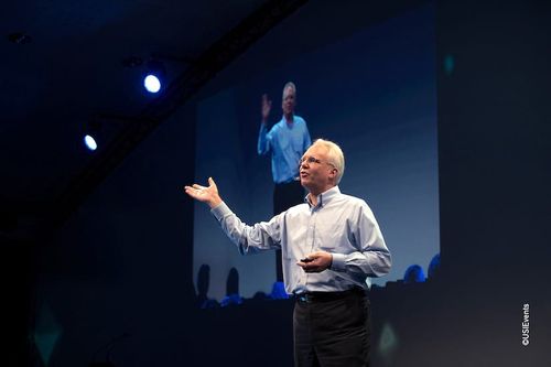 Richard Sheridan sur scène à la conférence USI 2016 présente la culture de la joie de son entreprise libérée