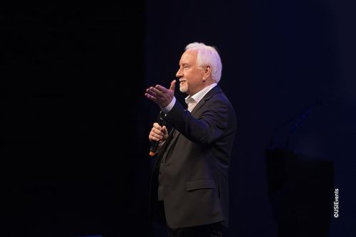 Ray Hammond à la conférence USI présentant son talk sur l'homme et la réalité virtuelle